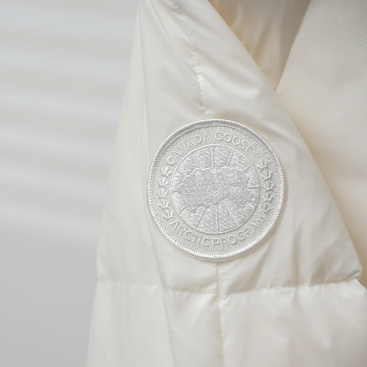 P840 CANADA GOOSE丨Canada Goose 2056 Soft Sleeve Pilot Hooded Down Jacket Color: White Size: XXS-XXL